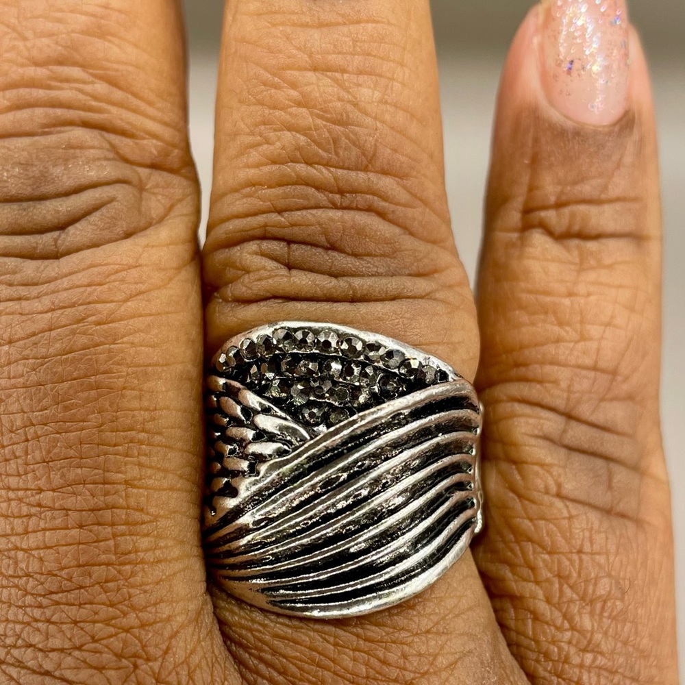 Statement dome overlap silver tone stretchy ring. Size 9